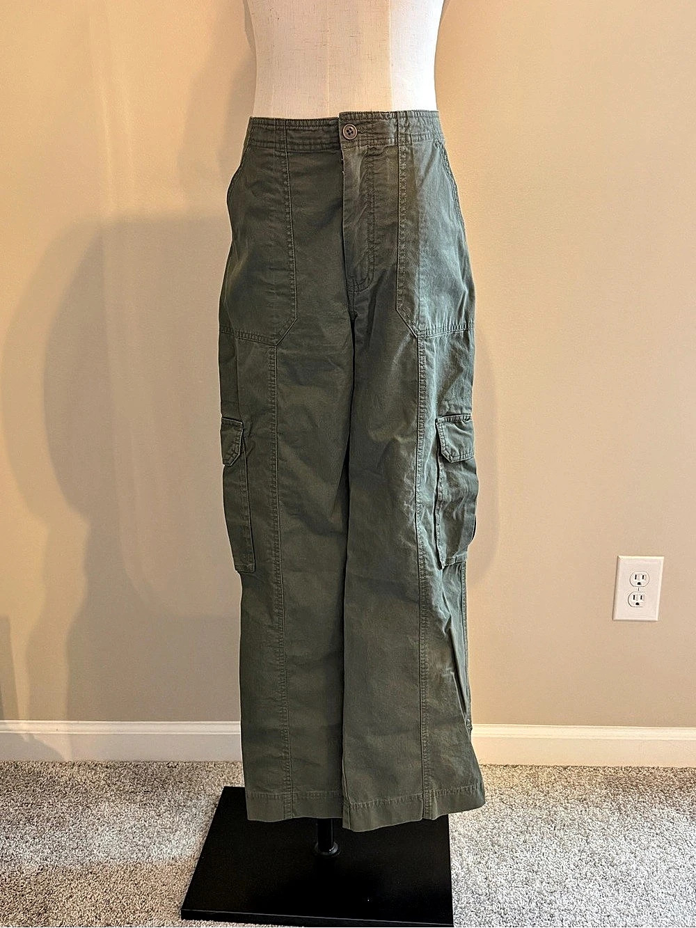 Abercrombie & Fitch Wide-Leg Cargo Pants in Army Green